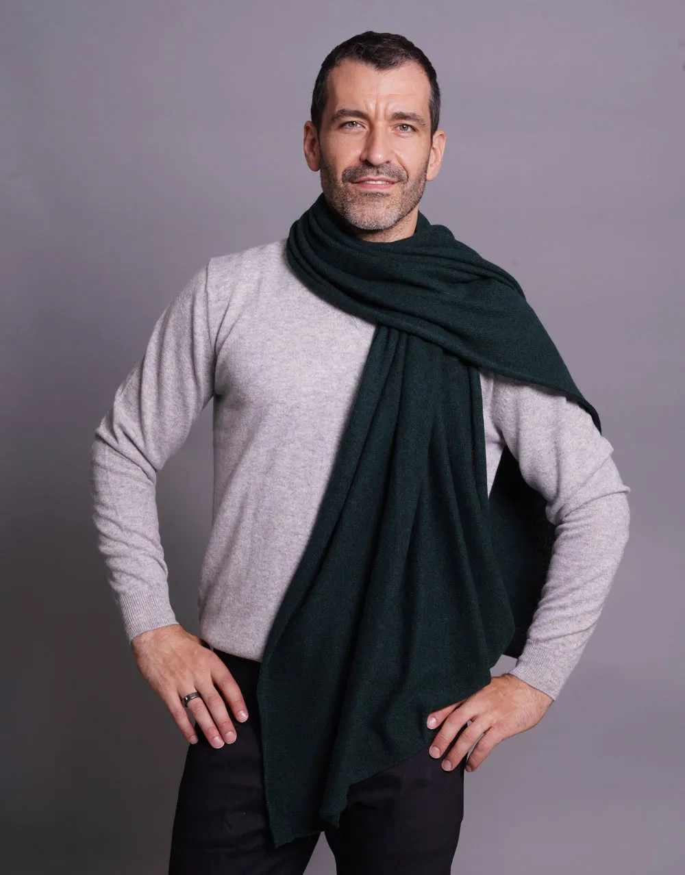 The Soft Cashmere Scarf in Dark Green